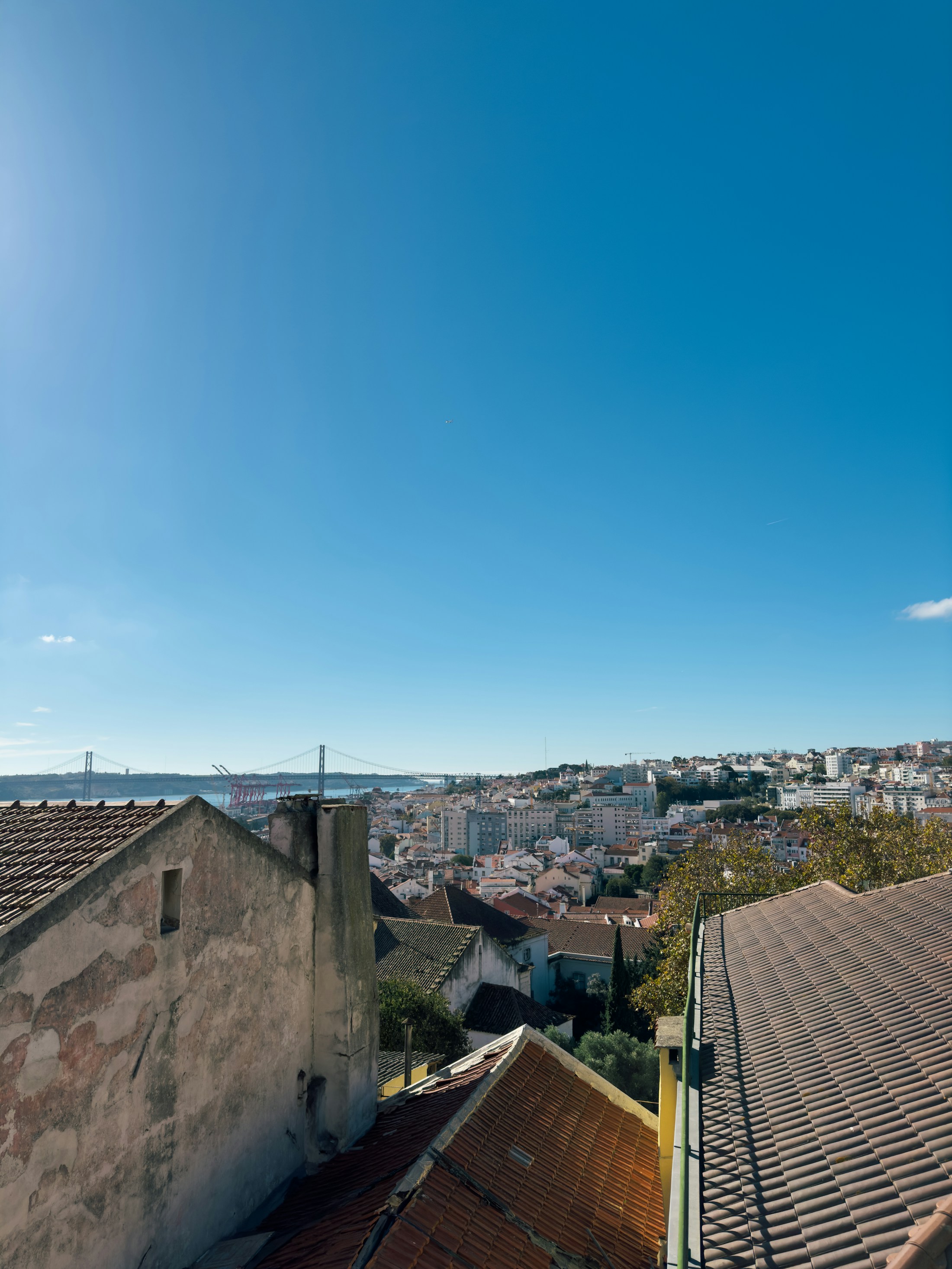 Vista real sobre Lisboa e o rio Tejo